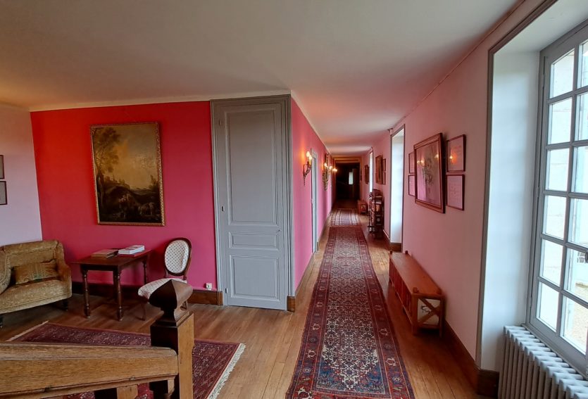 Château des XVIIIe et XIXe siècles avec dépendances dans le Cher