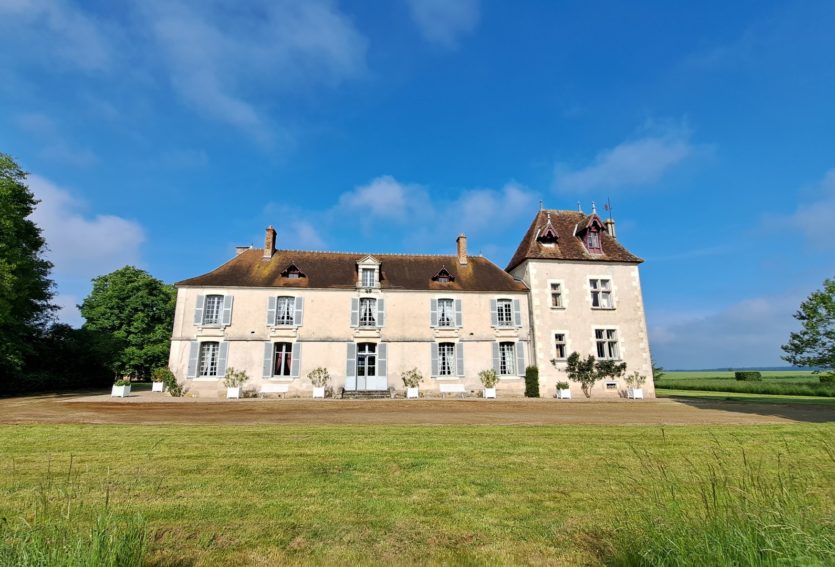 Château des XVIIIe et XIXe siècles avec dépendances dans le Cher