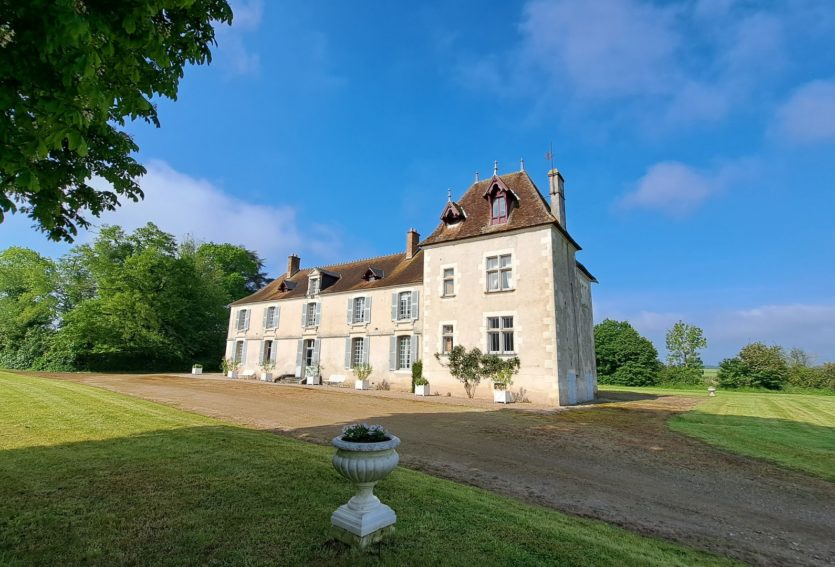 Château des XVIIIe et XIXe siècles avec dépendances dans le Cher