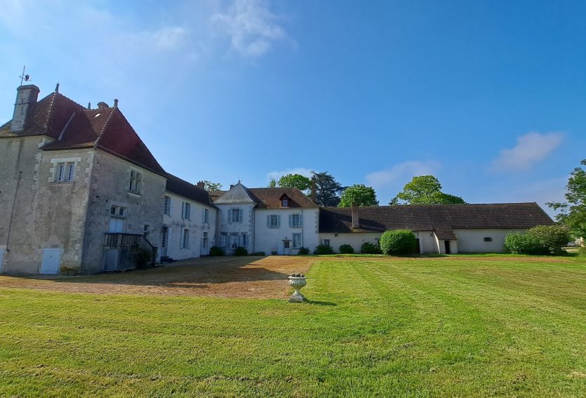 Château des XVIIIe et XIXe siècles avec dépendances dans le Cher