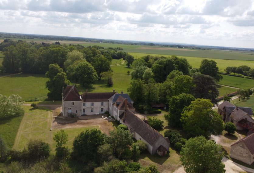 Château des XVIIIe et XIXe siècles avec dépendances dans le Cher