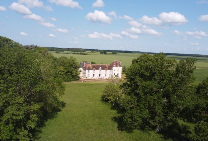 Château des XVIIIe et XIXe siècles avec dépendances dans le Cher