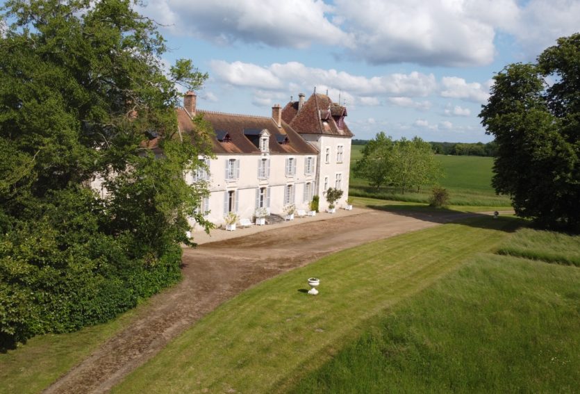 Château des XVIIIe et XIXe siècles avec dépendances dans le Cher