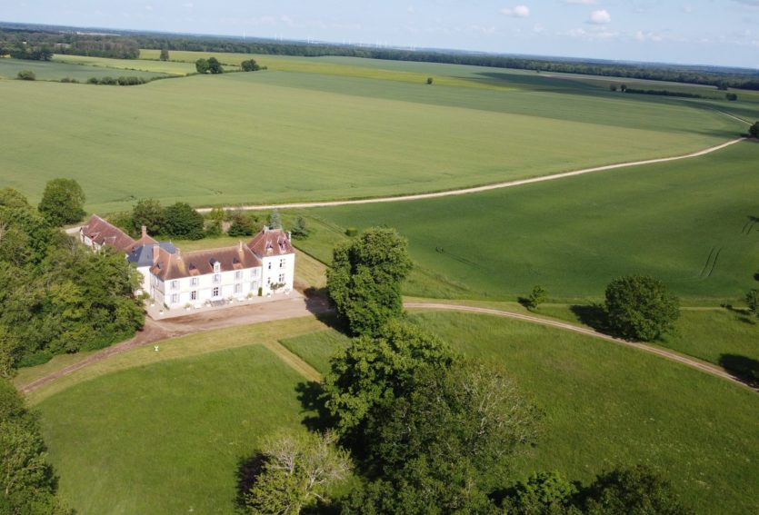 Château des XVIIIe et XIXe siècles avec dépendances dans le Cher