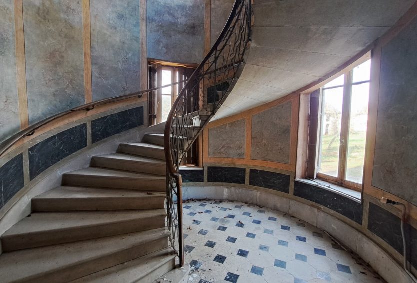 Château d’époque Napoléon III avec dépendances et parc de 8,43 ha.
