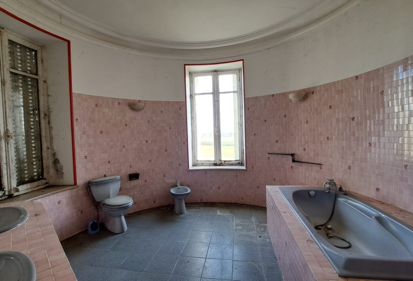 Château d’époque Napoléon III avec dépendances et parc de 8,43 ha.