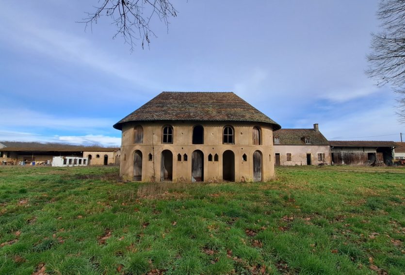 Château d’époque Napoléon III avec dépendances et parc de 8,43 ha.