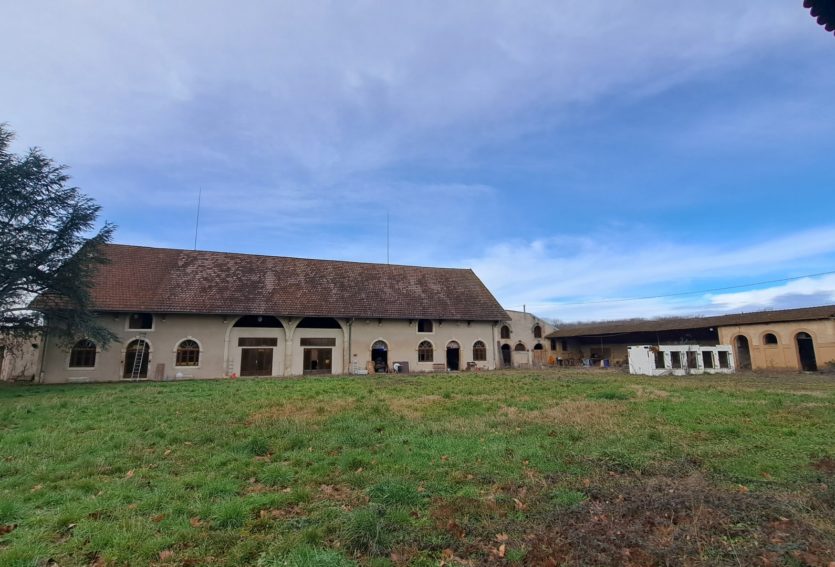 Château d’époque Napoléon III avec dépendances et parc de 8,43 ha.