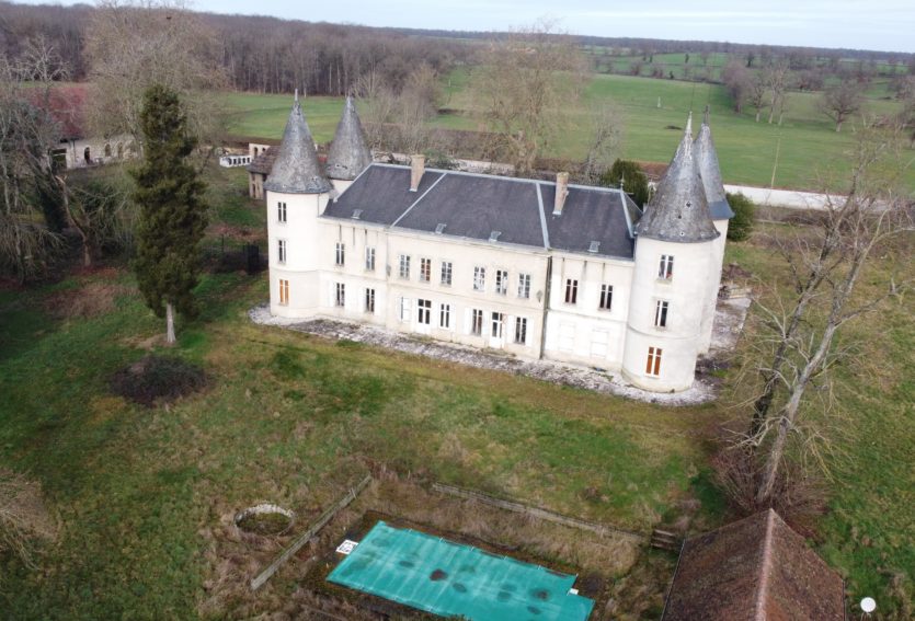Château d’époque Napoléon III avec dépendances et parc de 8,43 ha.