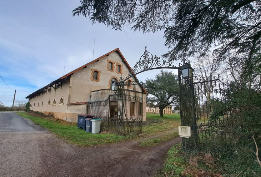 Château d’époque Napoléon III avec dépendances et parc de 8,43 ha.