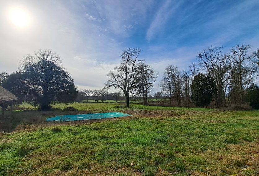 Château d’époque Napoléon III avec dépendances et parc de 8,43 ha.