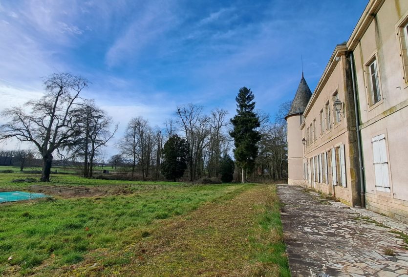 Château d’époque Napoléon III avec dépendances et parc de 8,43 ha.