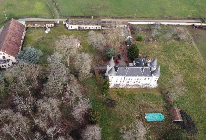 Château d’époque Napoléon III avec dépendances et parc de 8,43 ha.