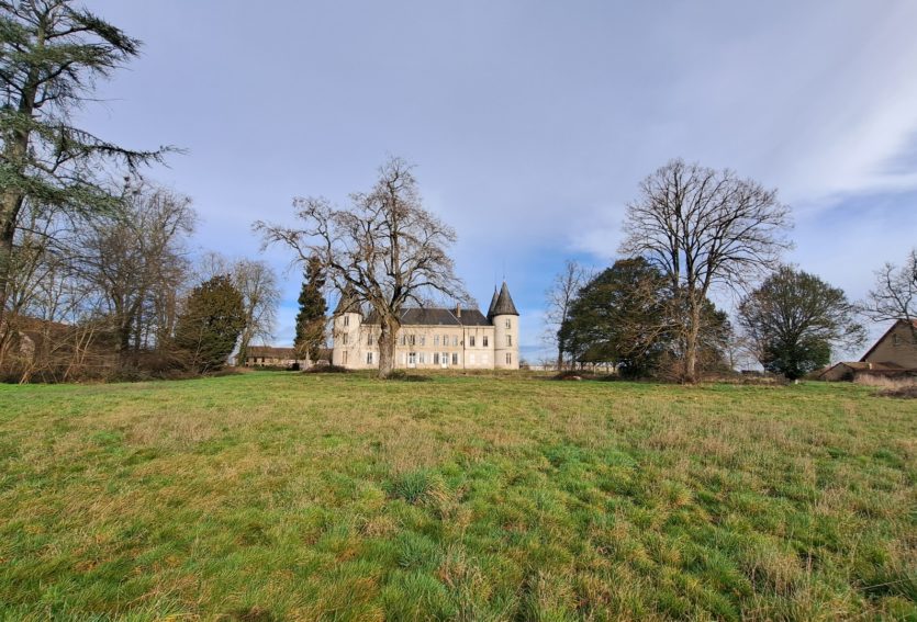 Château d’époque Napoléon III avec dépendances et parc de 8,43 ha.