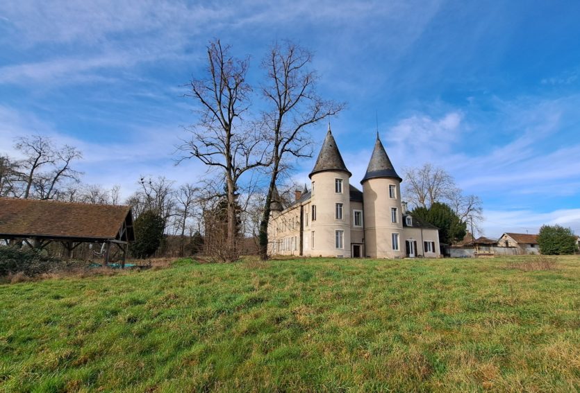 Château d’époque Napoléon III avec dépendances et parc de 8,43 ha.