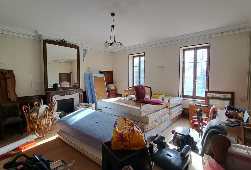 Château d’époque Napoléon III avec dépendances et parc de 8,43 ha.