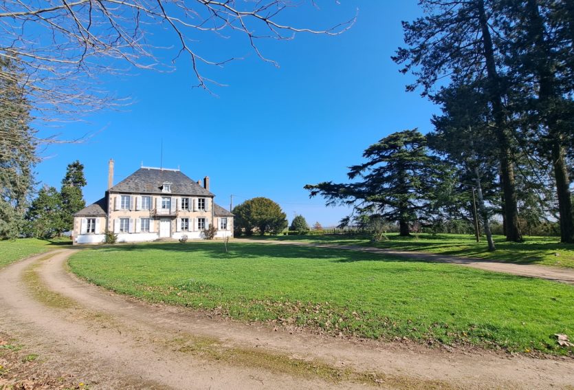 Maison de Maître XIXe avec dépendances et parc de 3,4 ha.