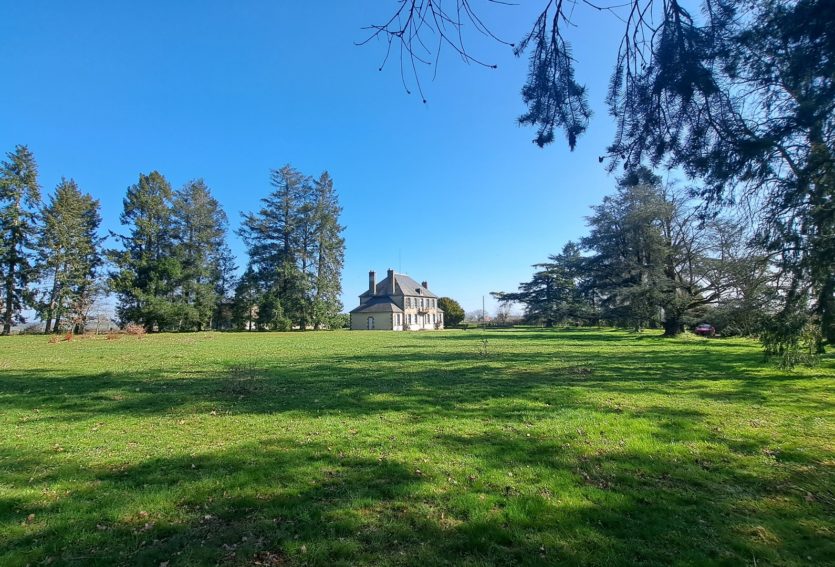 Maison de Maître XIXe avec dépendances et parc de 3,4 ha.