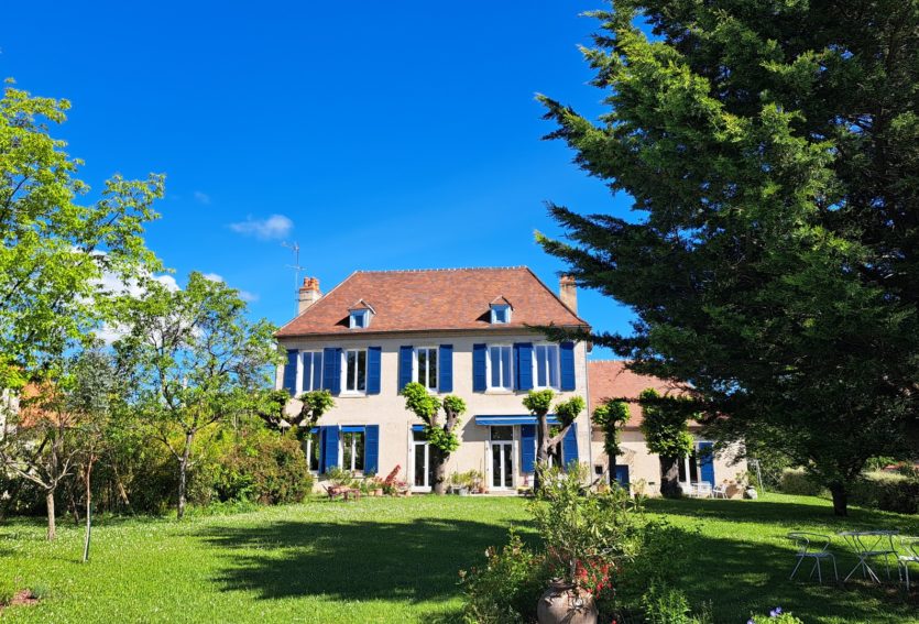 Maison de Maître avec jardin et nombreuses dépendances à Gannat