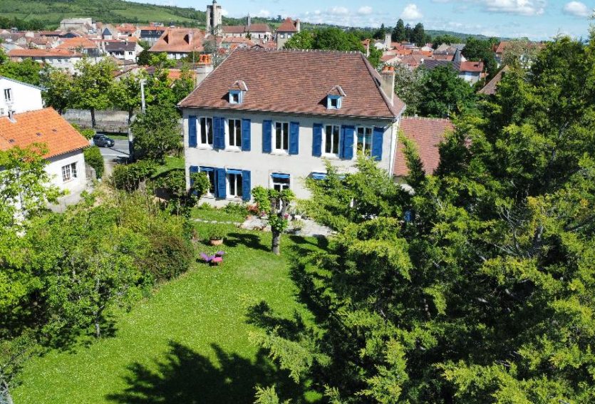 Maison de Maître avec jardin et nombreuses dépendances à Gannat