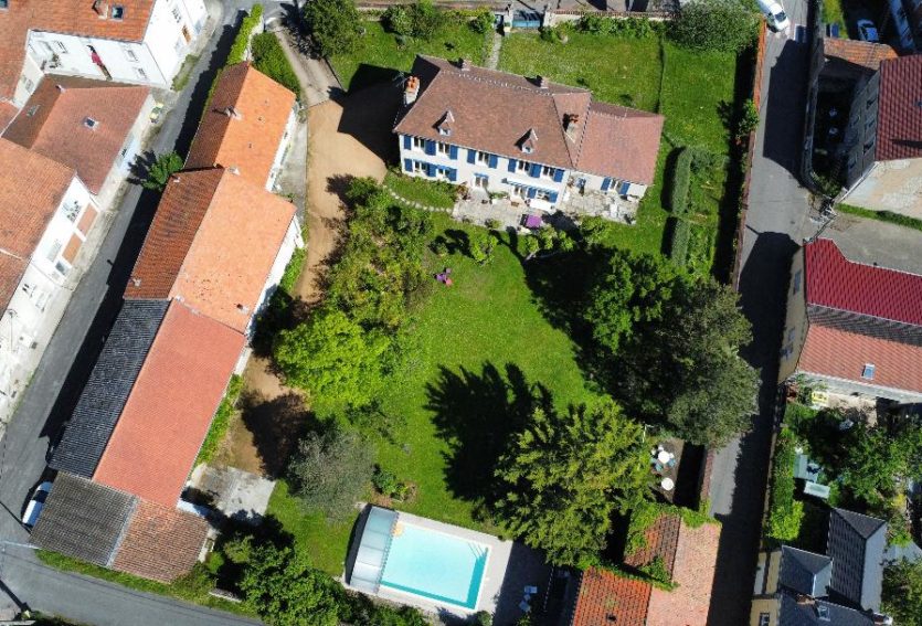 Maison de Maître avec jardin et nombreuses dépendances à Gannat