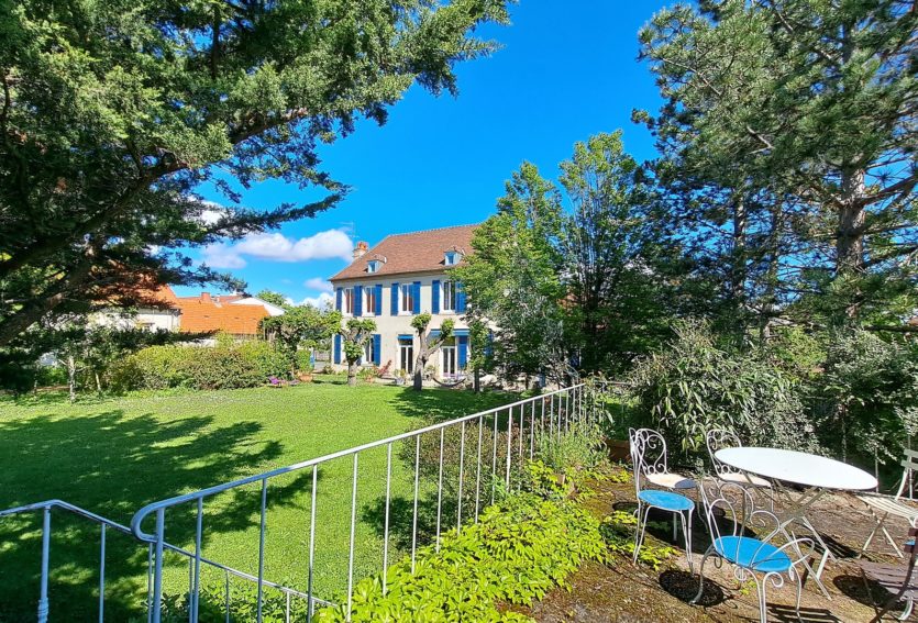 Maison de Maître avec jardin et nombreuses dépendances à Gannat
