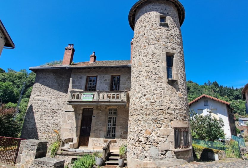 Ancien presbytère des XIVe et XVe siècles avec jardin à Olliergues
