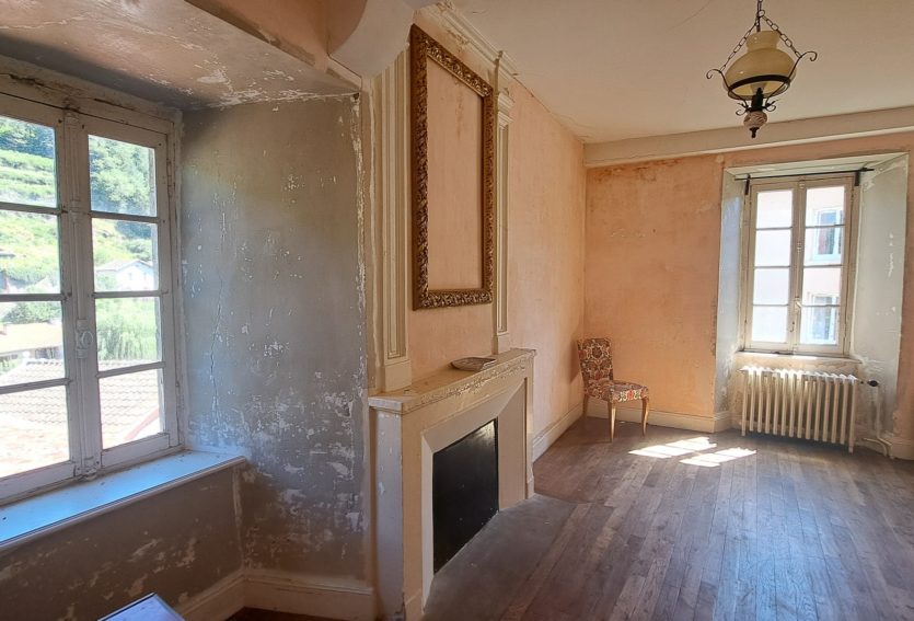 Ancien presbytère des XIVe et XVe siècles avec jardin à Olliergues