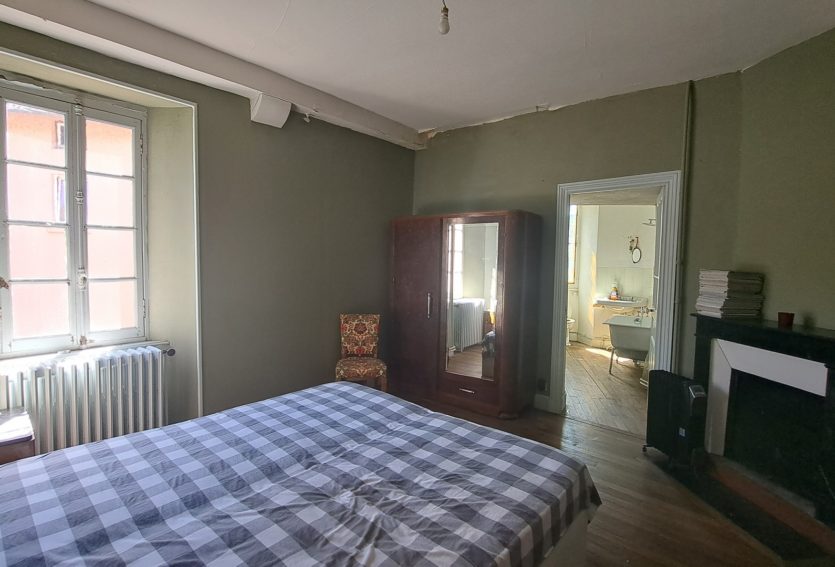 Ancien presbytère des XIVe et XVe siècles avec jardin à Olliergues