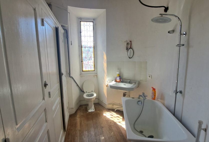 Ancien presbytère des XIVe et XVe siècles avec jardin à Olliergues