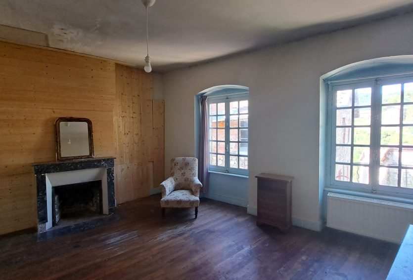 Ancien presbytère des XIVe et XVe siècles avec jardin à Olliergues