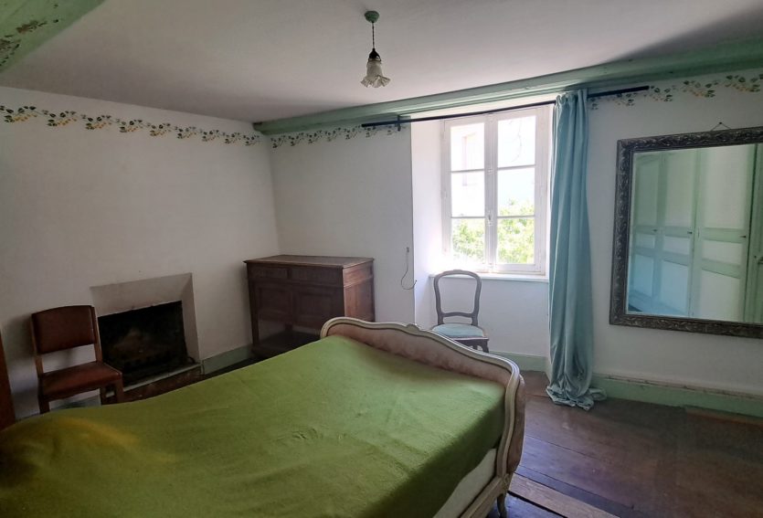 Ancien presbytère des XIVe et XVe siècles avec jardin à Olliergues