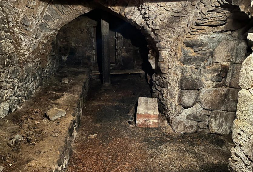 Ancien presbytère des XIVe et XVe siècles avec jardin à Olliergues