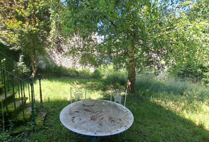 Ancien presbytère des XIVe et XVe siècles avec jardin à Olliergues