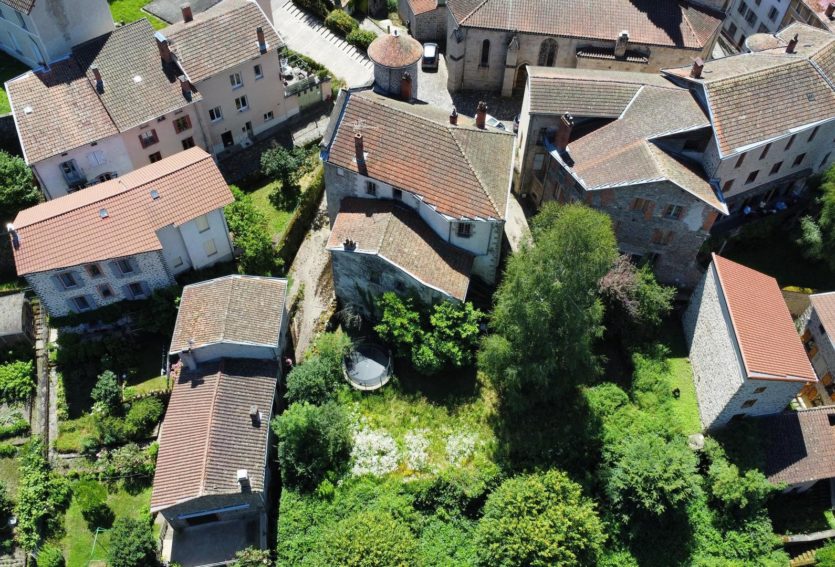 Ancien presbytère des XIVe et XVe siècles avec jardin à Olliergues