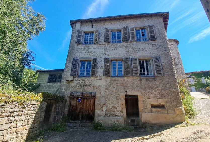 Ancien presbytère des XIVe et XVe siècles avec jardin à Olliergues