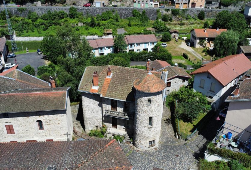 Ancien presbytère des XIVe et XVe siècles avec jardin à Olliergues