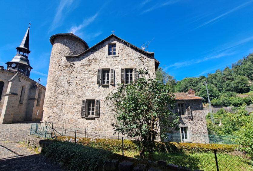Ancien presbytère des XIVe et XVe siècles avec jardin à Olliergues