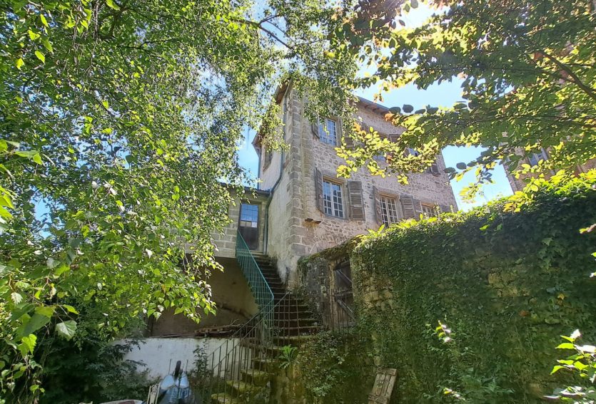 Ancien presbytère des XIVe et XVe siècles avec jardin à Olliergues