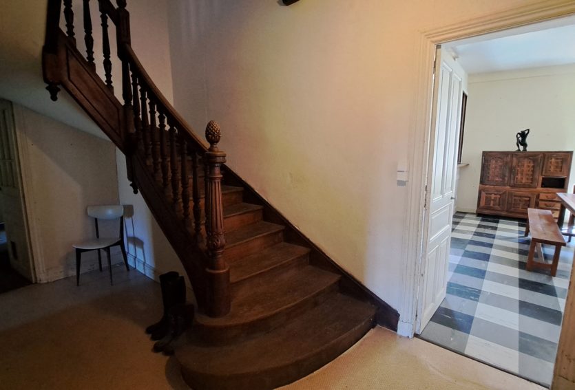 Ancien presbytère des XIVe et XVe siècles avec jardin à Olliergues