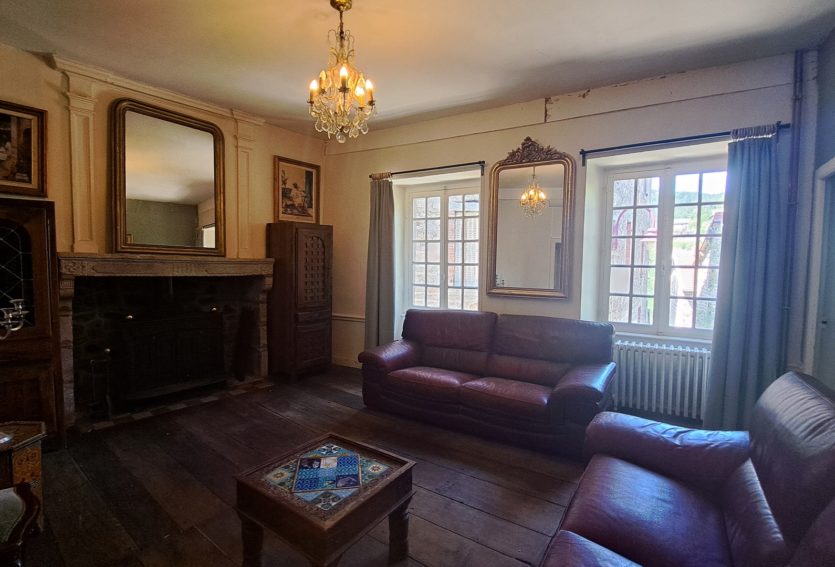 Ancien presbytère des XIVe et XVe siècles avec jardin à Olliergues