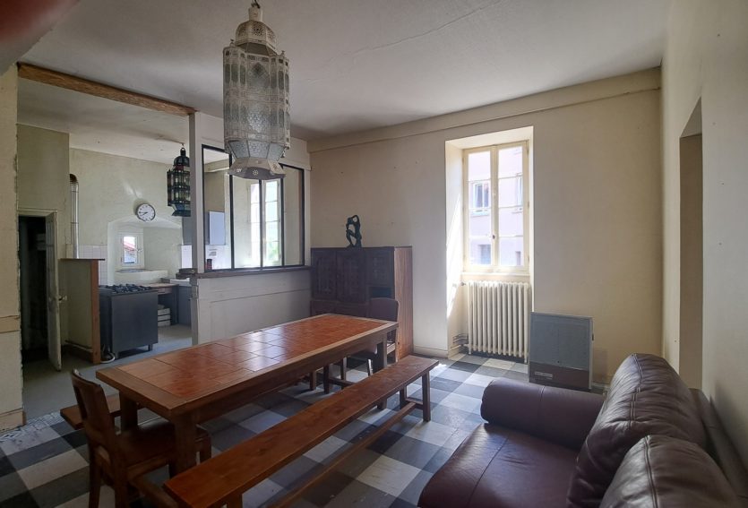 Ancien presbytère des XIVe et XVe siècles avec jardin à Olliergues