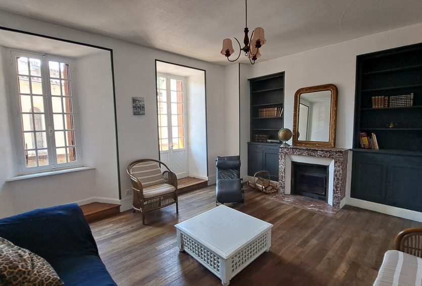 Ancien presbytère des XIVe et XVe siècles avec jardin à Olliergues