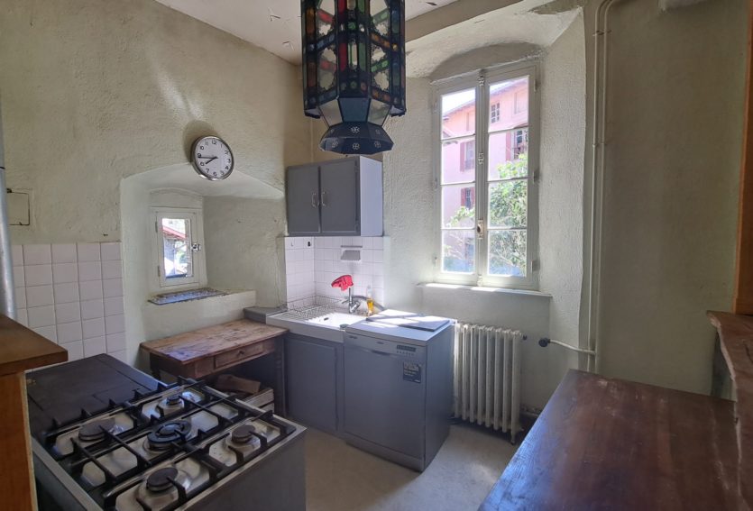 Ancien presbytère des XIVe et XVe siècles avec jardin à Olliergues