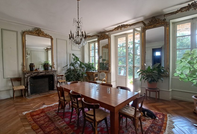 Château XIXe avec maison annexe et dépendances dans un parc de 12 ha.