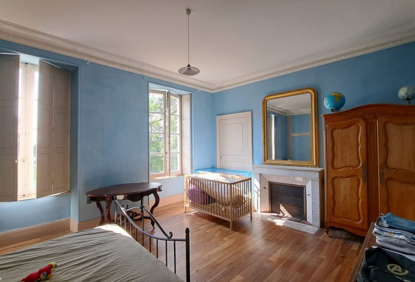 Château XIXe avec maison annexe et dépendances dans un parc de 12 ha.