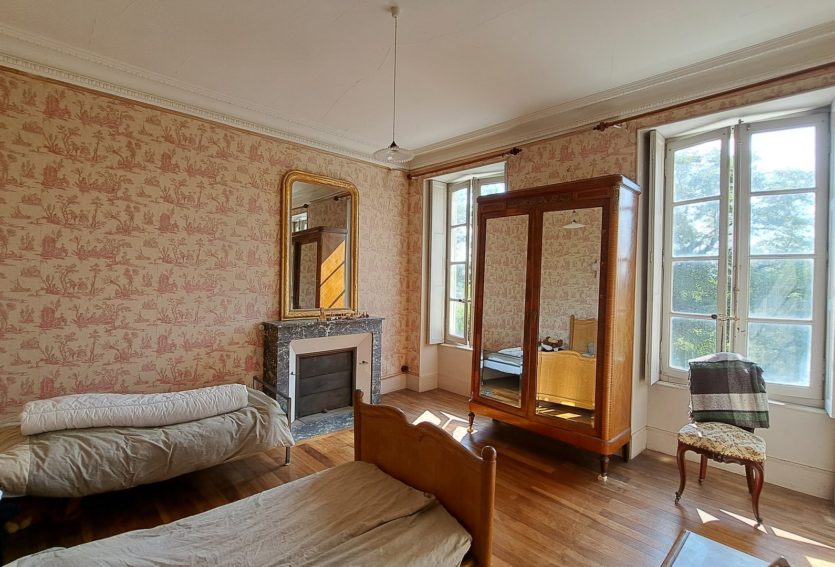 Château XIXe avec maison annexe et dépendances dans un parc de 12 ha.