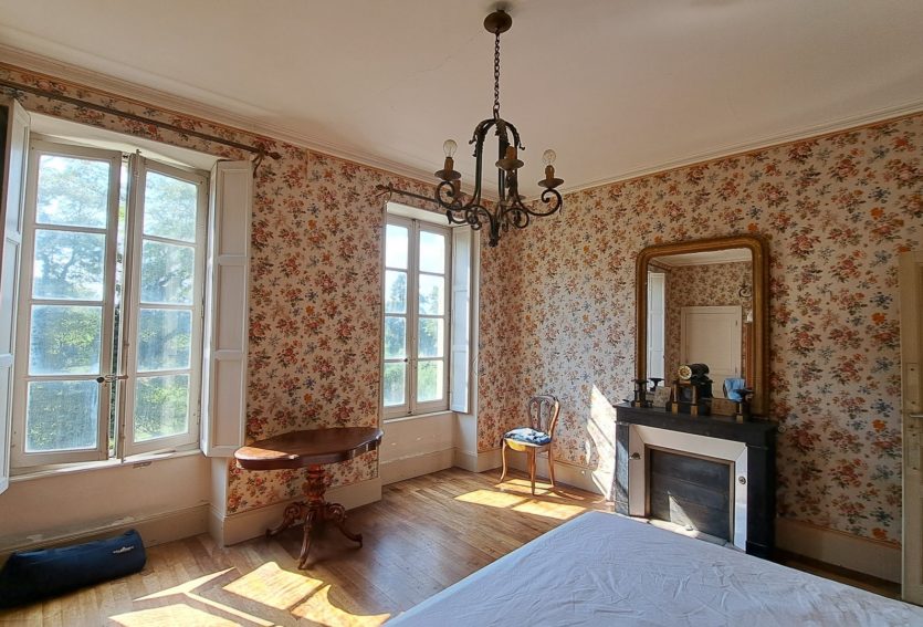 Château XIXe avec maison annexe et dépendances dans un parc de 12 ha.