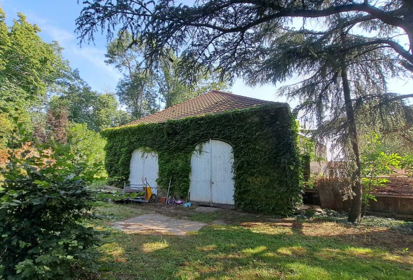 Château XIXe avec maison annexe et dépendances dans un parc de 12 ha.