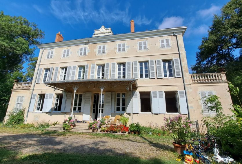 Château XIXe avec maison annexe et dépendances dans un parc de 12 ha.